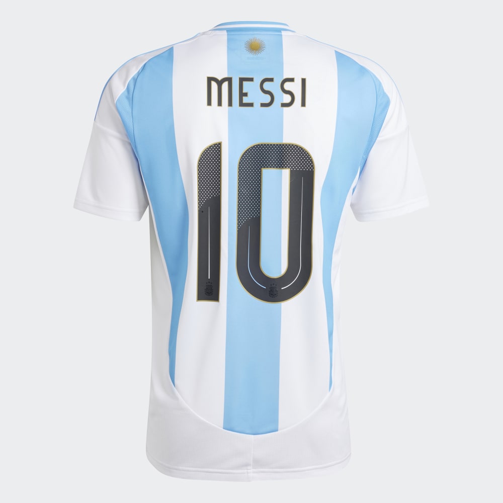 Messi offers argentina jersey